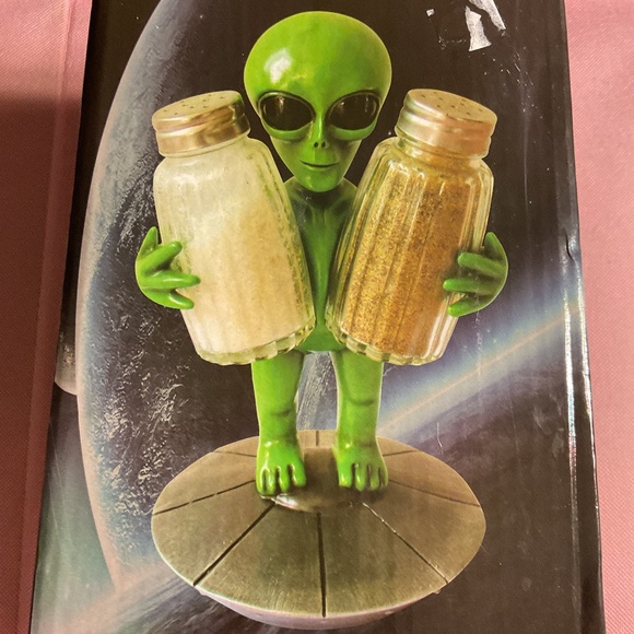 Out of this world unique DWK alien salt and pepper shaker set - Picture 1 of 10